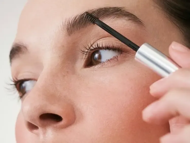 Služby obočí ve studiu noéme